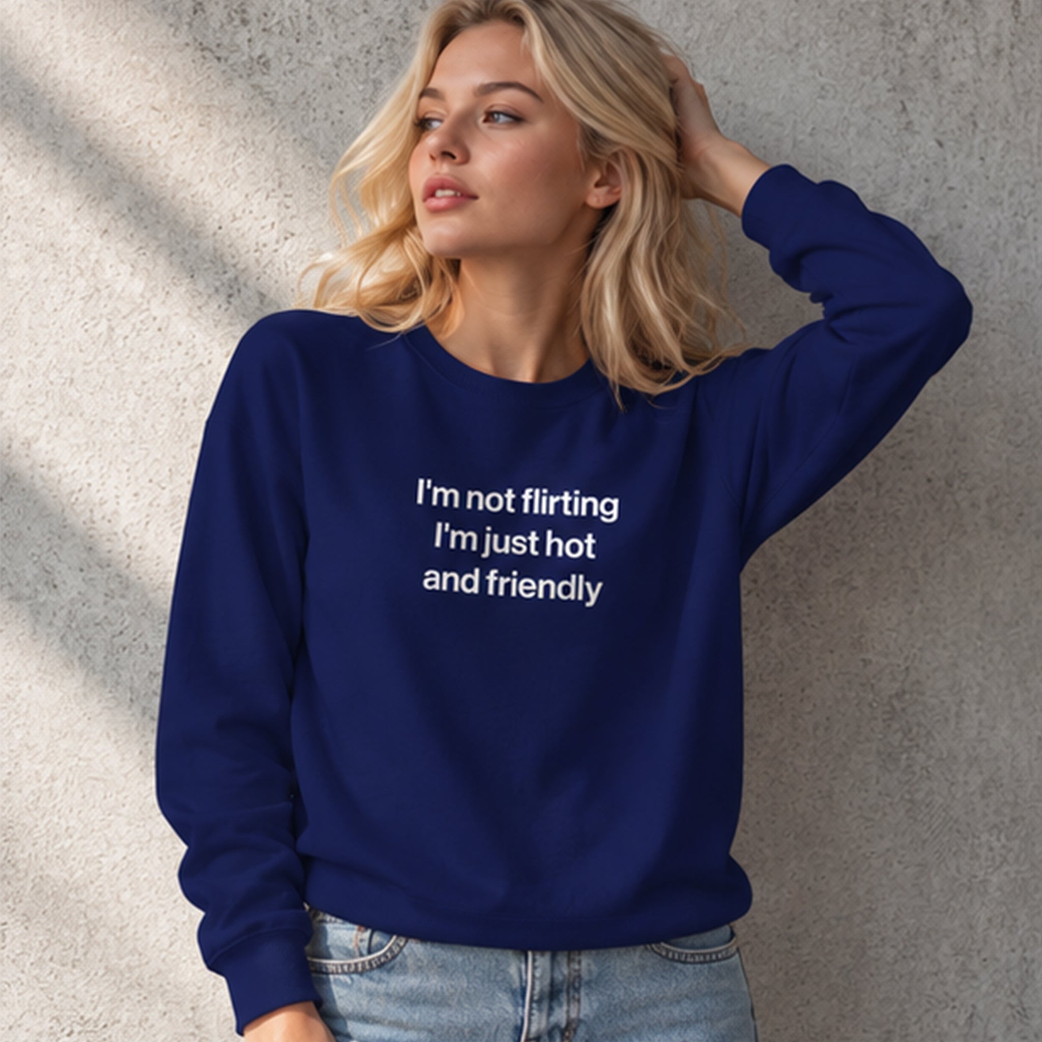 I'm Not Flirting Sweatshirt – Lacivert – model üzerinde ön görünüm