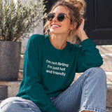 I'm Not Flirting Sweatshirt – Koyu Yeşil – model üzerinde ön görünüm