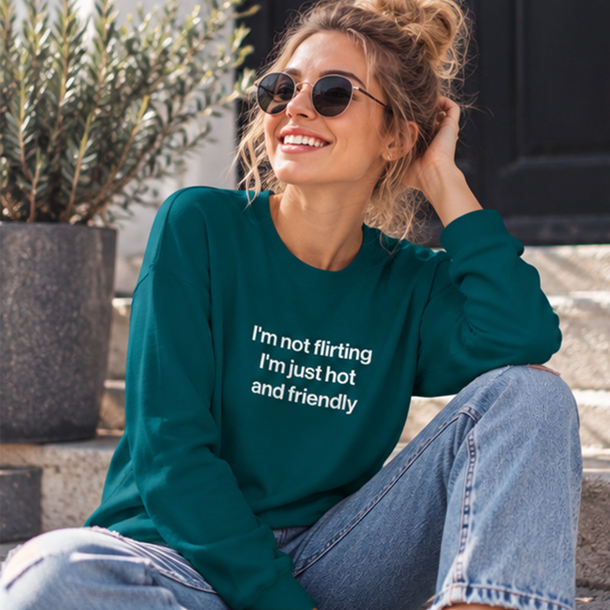 I'm Not Flirting Sweatshirt – Koyu Yeşil – model üzerinde ön görünüm