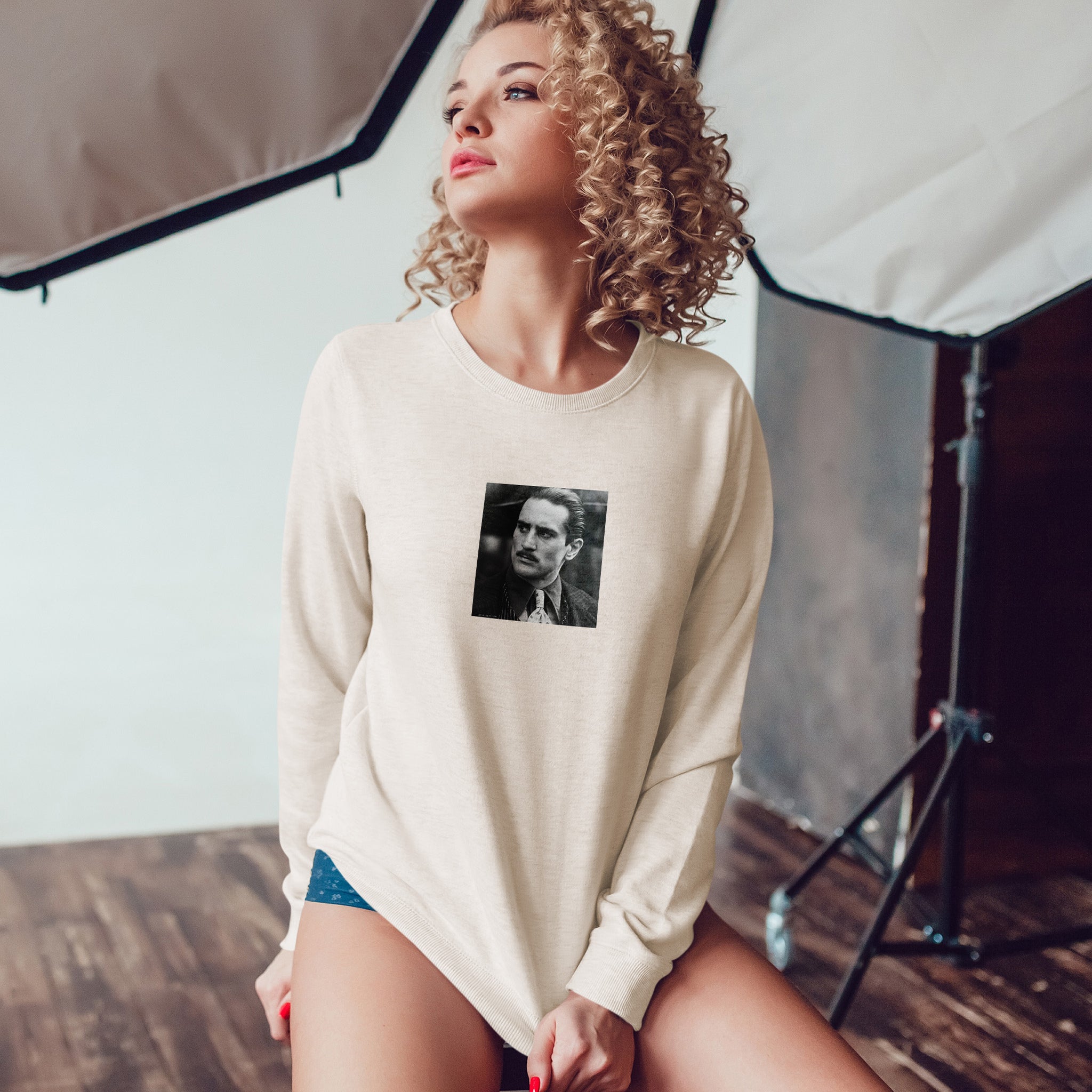 Vito Corleone Sweatshirt – Bej – model üzerinde ön görünüm