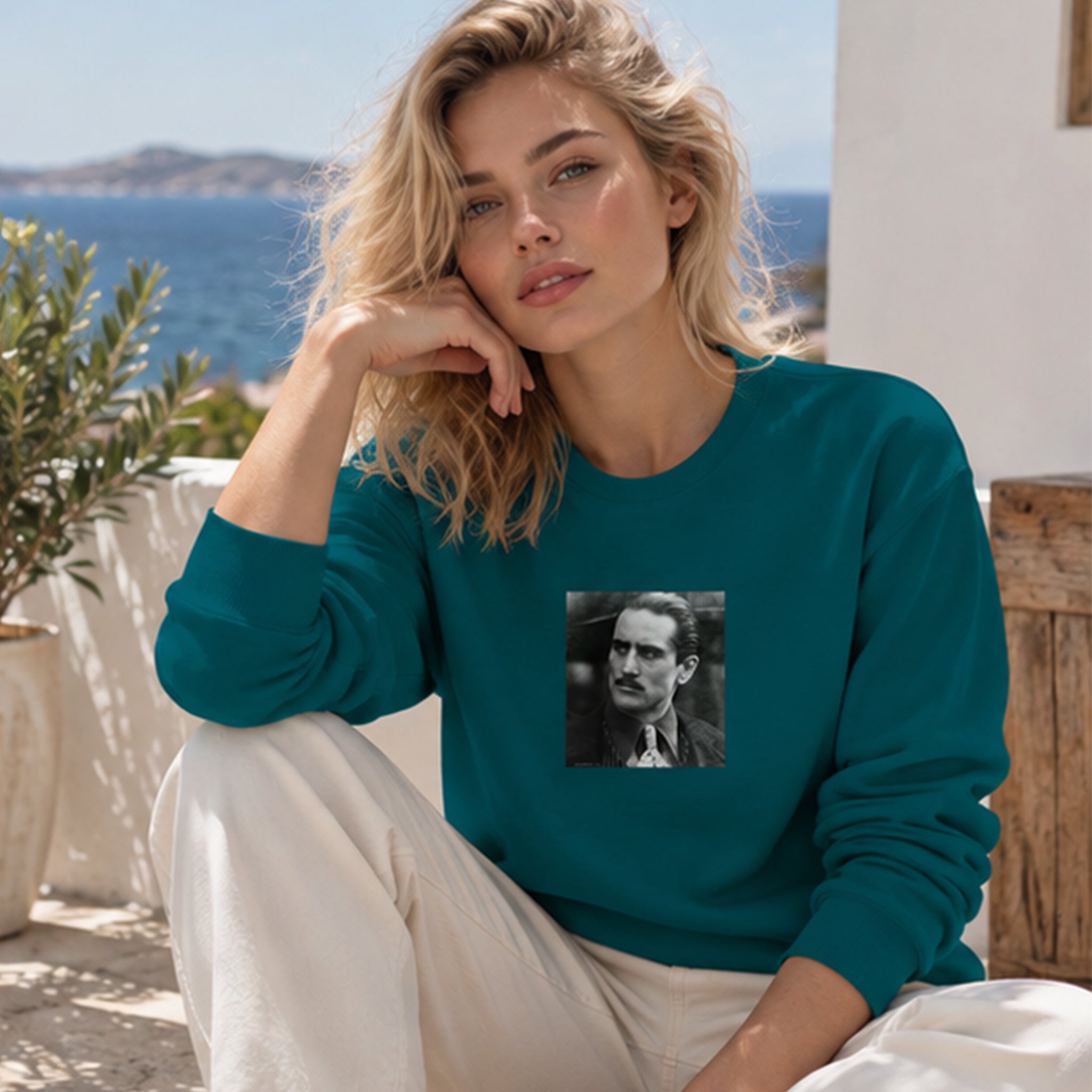 Vito Corleone Sweatshirt – Koyu Yeşil – model üzerinde ön görünüm