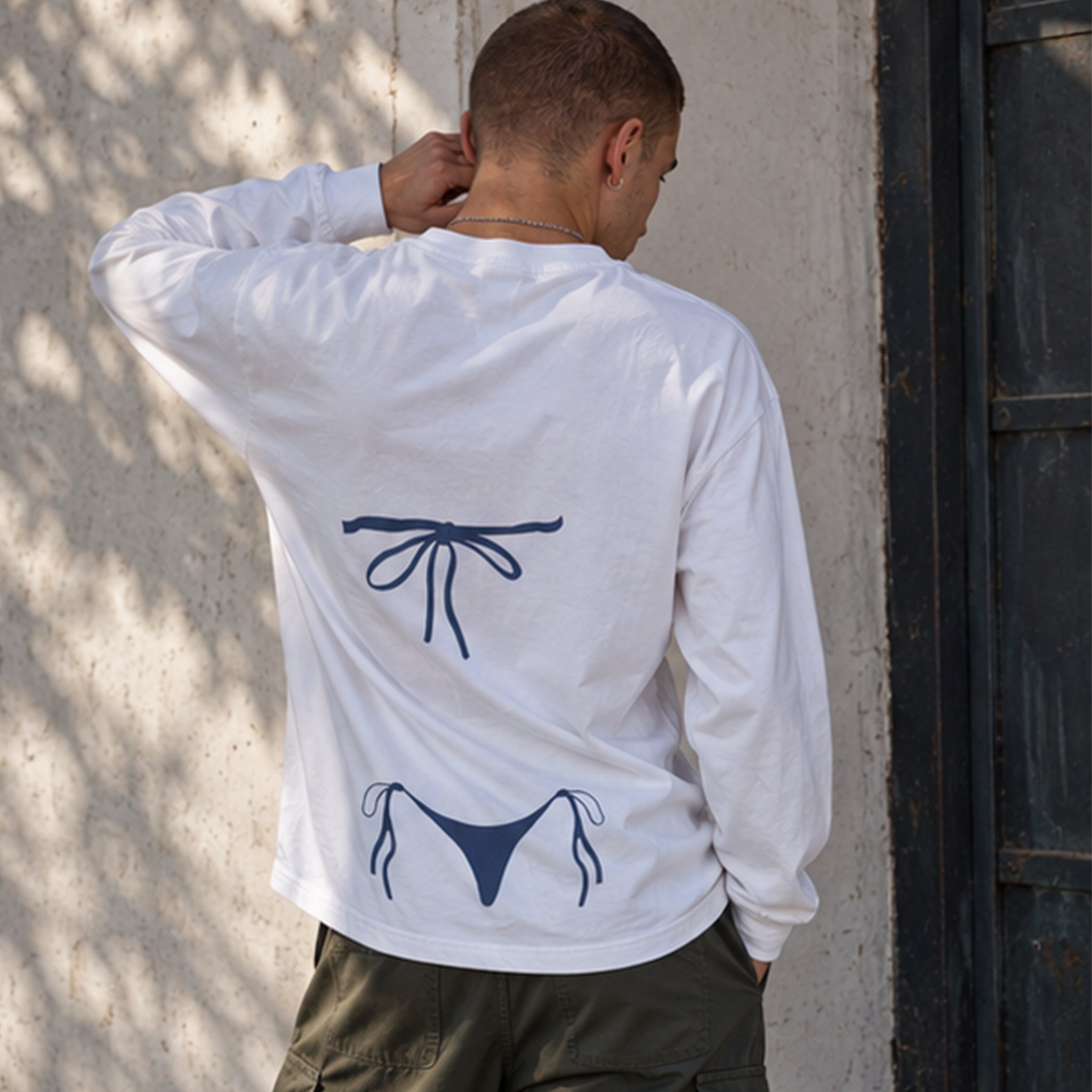 Navy Blue Bikini Sweatshirt – Beyaz – model üzerinde arka görünüm
