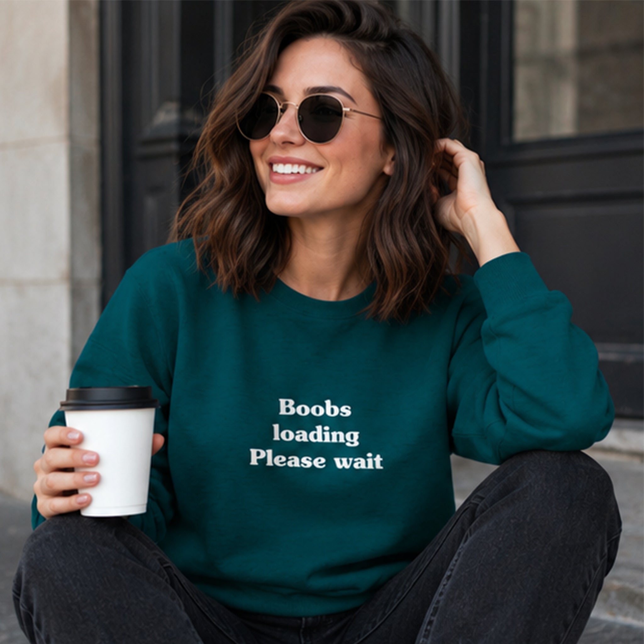 Boobs Loading Please Wait Sweatshirt – Koyu Yeşil – model üzerinde ön görünüm