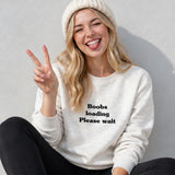 Boobs Loading Please Wait Sweatshirt – Beyaz – model üzerinde ön görünüm