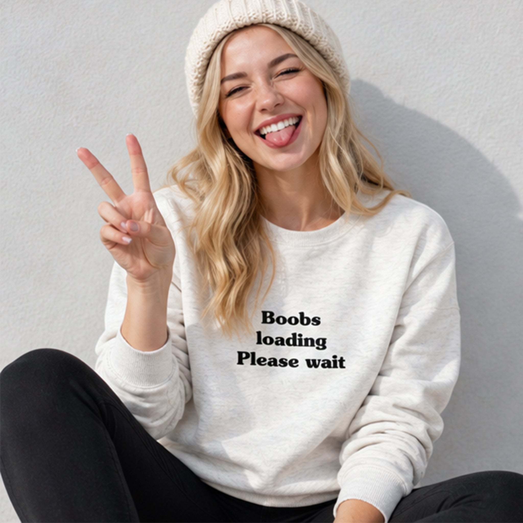 Boobs Loading Please Wait Sweatshirt – Beyaz – model üzerinde ön görünüm