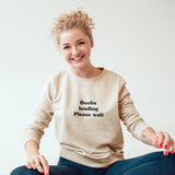 Boobs Loading Please Wait Sweatshirt – Bej – model üzerinde ön görünüm