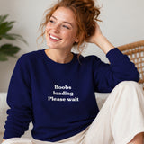 Boobs Loading Please Wait Sweatshirt – Lacivert – model üzerinde ön görünüm
