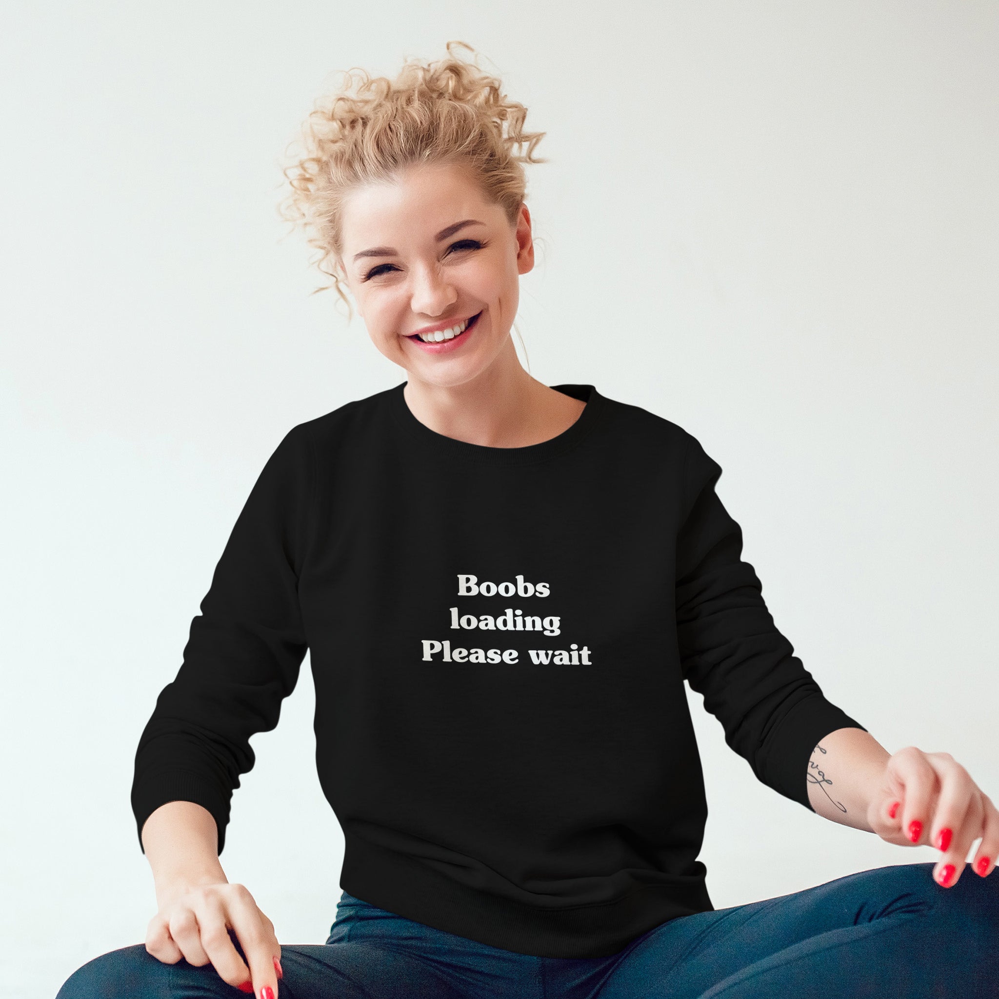 Boobs Loading Please Wait Sweatshirt – Siyah – model üzerinde ön görünüm