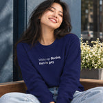 Wake Up Barbie Sweatshirt – Lacivert – model üzerinde ön görünüm