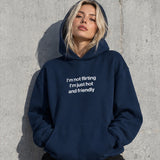 I'm Not Flirting Oversize Hoodie – Lacivert – model üzerinde ön görünüm