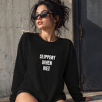 Slippery When Wet Sweatshirt – Siyah – model üzerinde ön görünüm