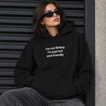 I'm Not Flirting Oversize Hoodie – Siyah – model üzerinde ön görünüm