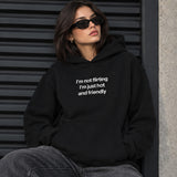 I'm Not Flirting Oversize Hoodie – Siyah – model üzerinde ön görünüm
