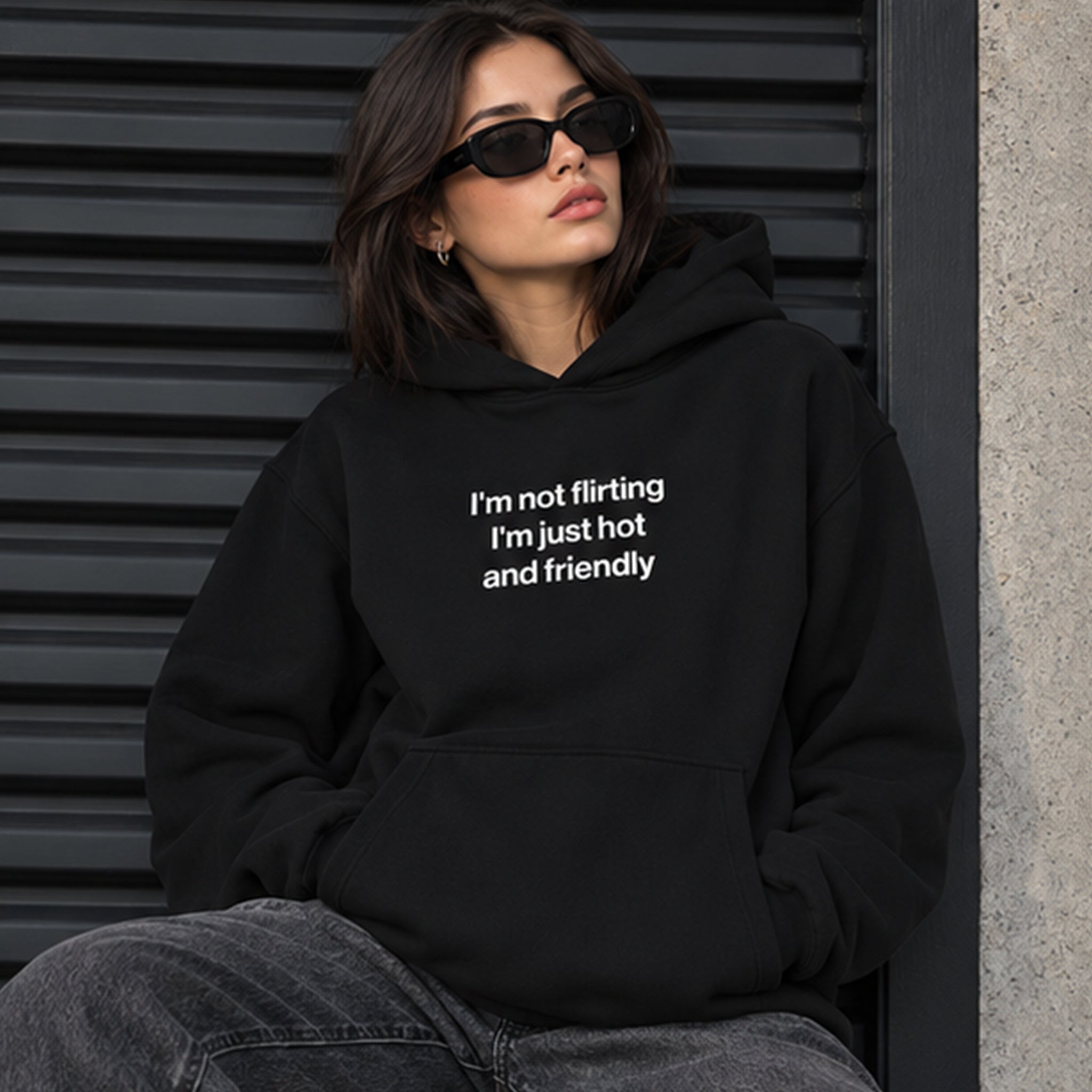 I'm Not Flirting Oversize Hoodie – Siyah – model üzerinde ön görünüm