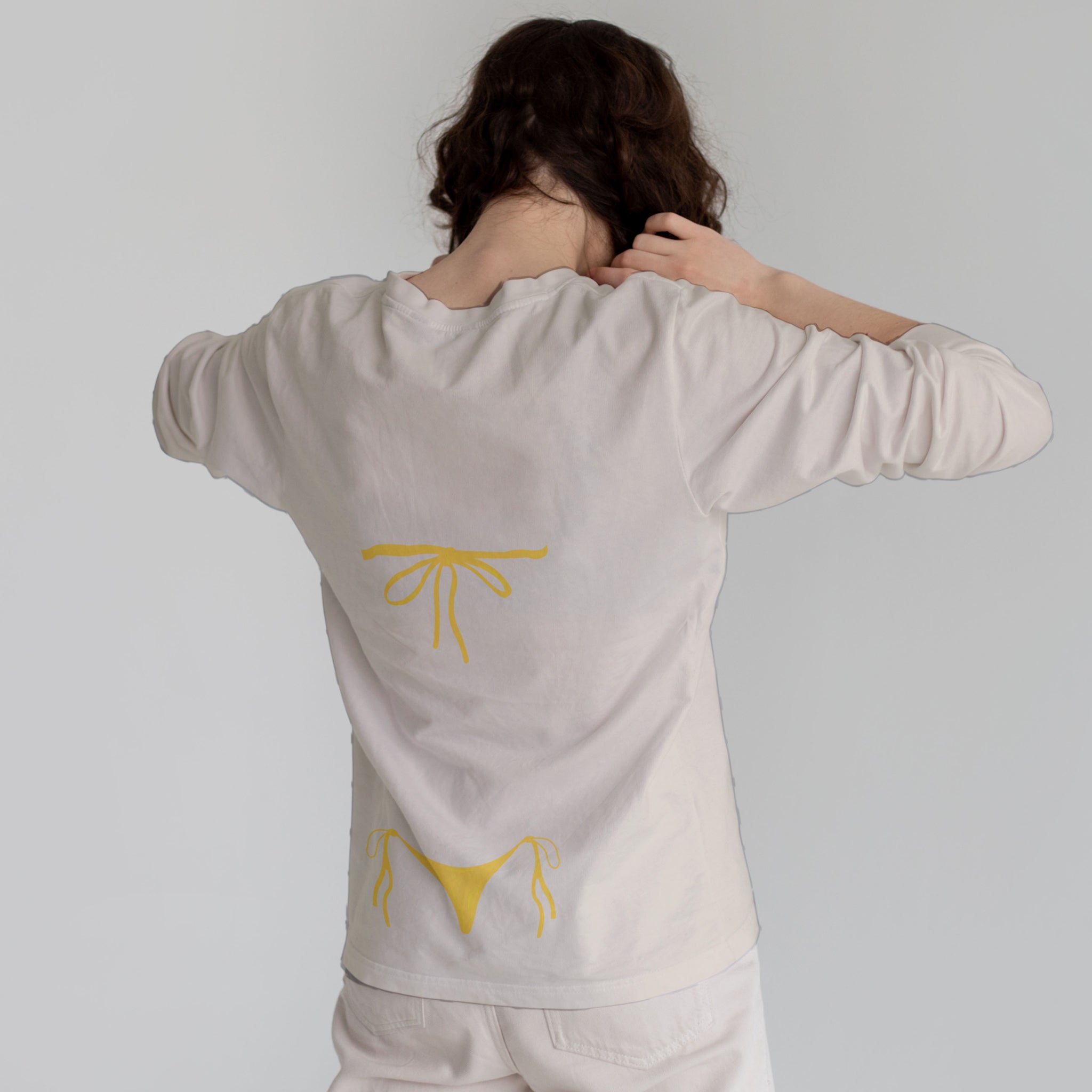 Yellow Bikini Sweatshirt – Bej – model üzerinde arka görünüm