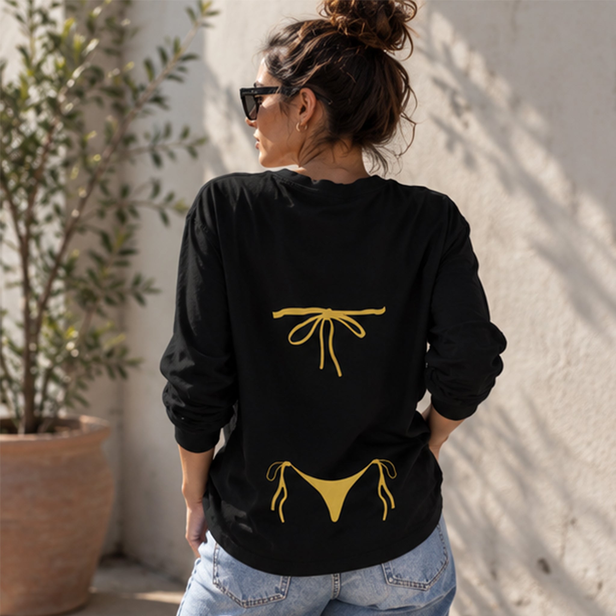 Yellow Bikini Sweatshirt – Siyah – model üzerinde arka görünüm