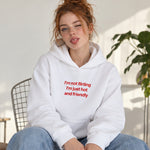 I'm Not Flirting Oversize Hoodie – Beyaz – model üzerinde ön görünüm