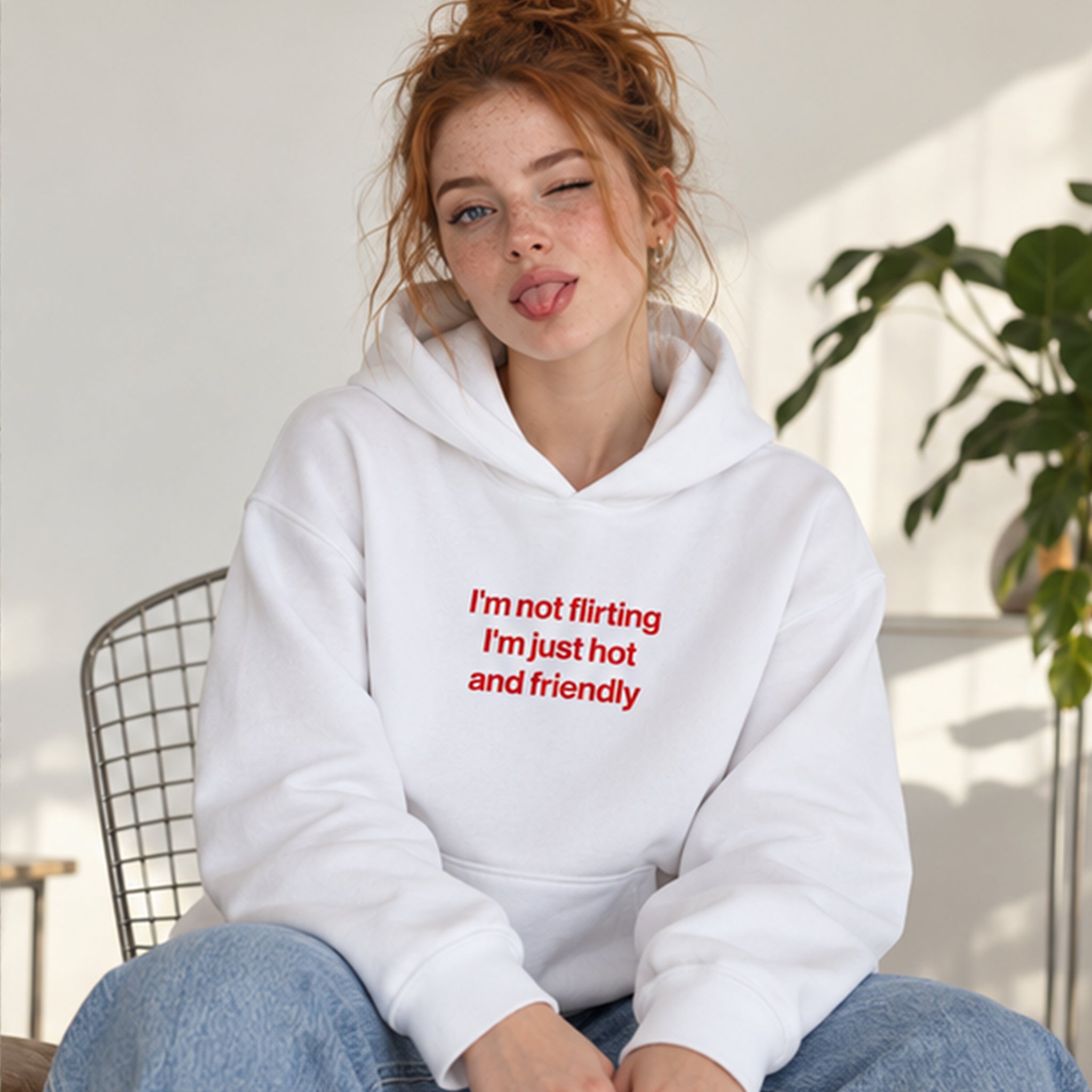 I'm Not Flirting Oversize Hoodie – Beyaz – model üzerinde ön görünüm