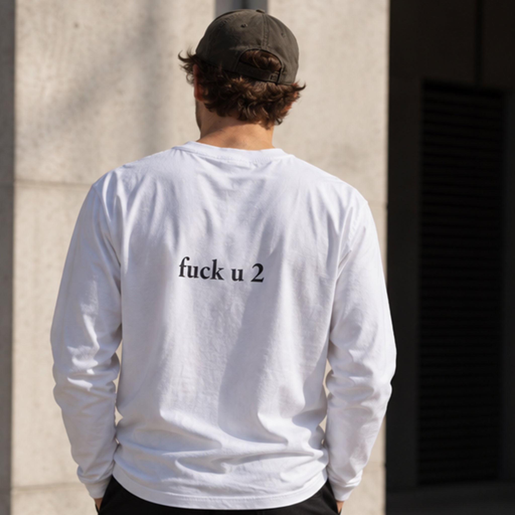 FUCK U Sweatshirt – Beyaz – model üzerinde arka görünüm