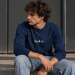 FUCK U Sweatshirt – Lacivert – model üzerinde ön görünüm