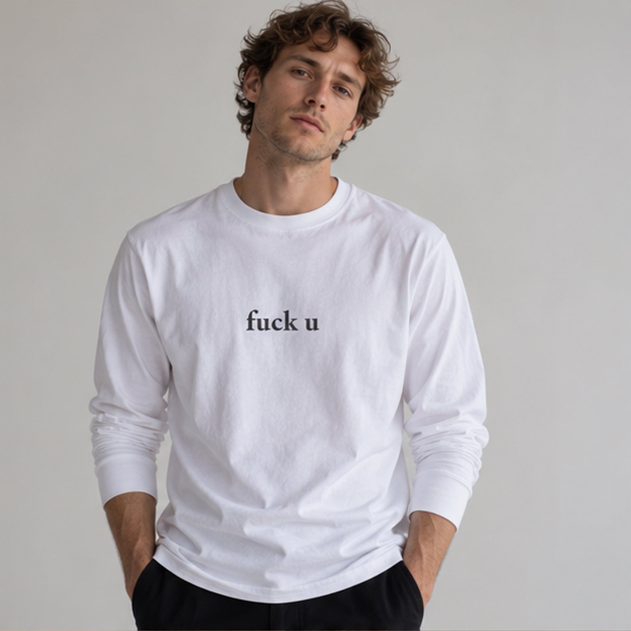 FUCK U Sweatshirt – Beyaz – model üzerinde ön görünüm