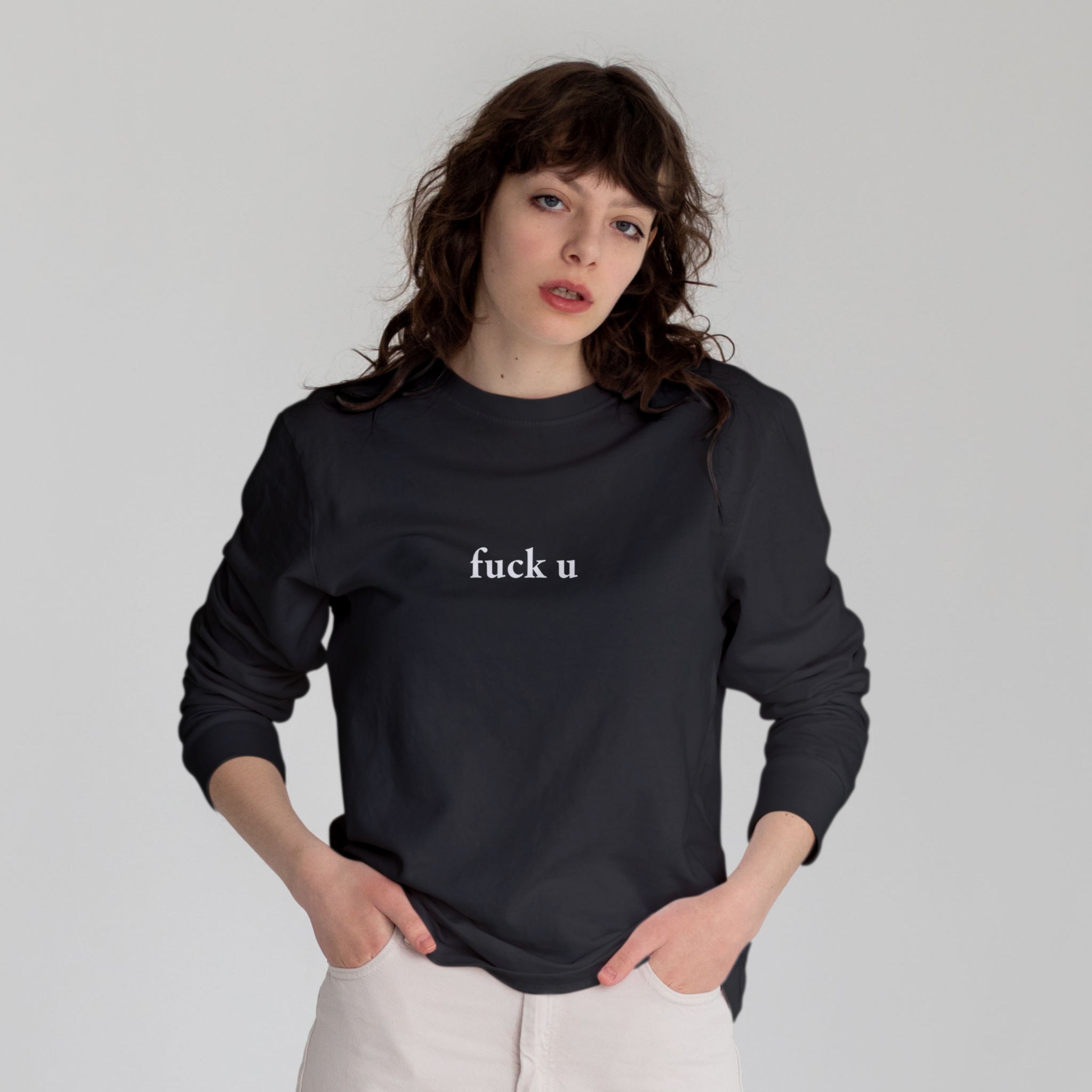 FUCK U Sweatshirt – Siyah – model üzerinde ön görünüm