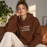 I'm Not Flirting Oversize Hoodie – Kahverengi – model üzerinde ön görünüm