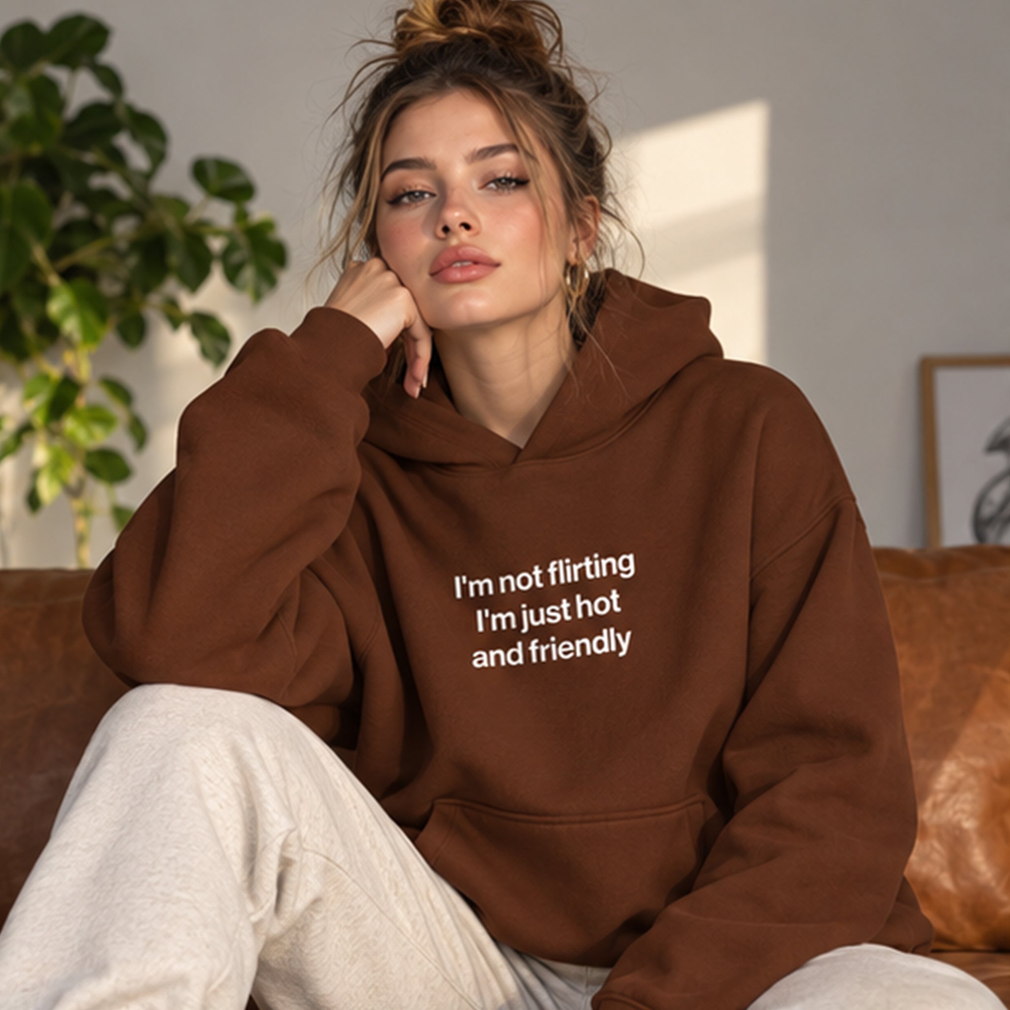 I'm Not Flirting Oversize Hoodie – Kahverengi – model üzerinde ön görünüm