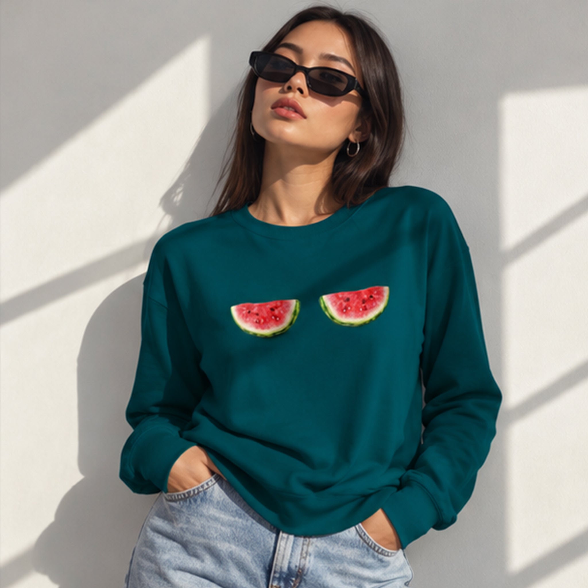Summer Twins Sweatshirt – Koyu Yeşil – model üzerinde ön görünüm