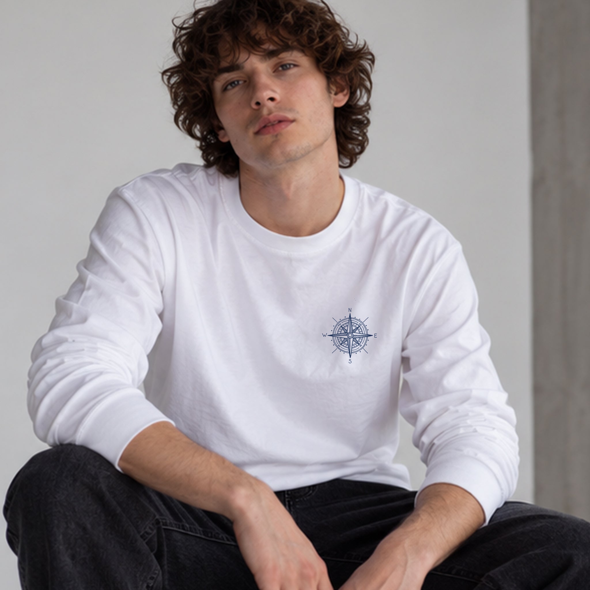 Saint Tropez Sailing Club Sweatshirt – Beyaz – model üzerinde ön görünüm