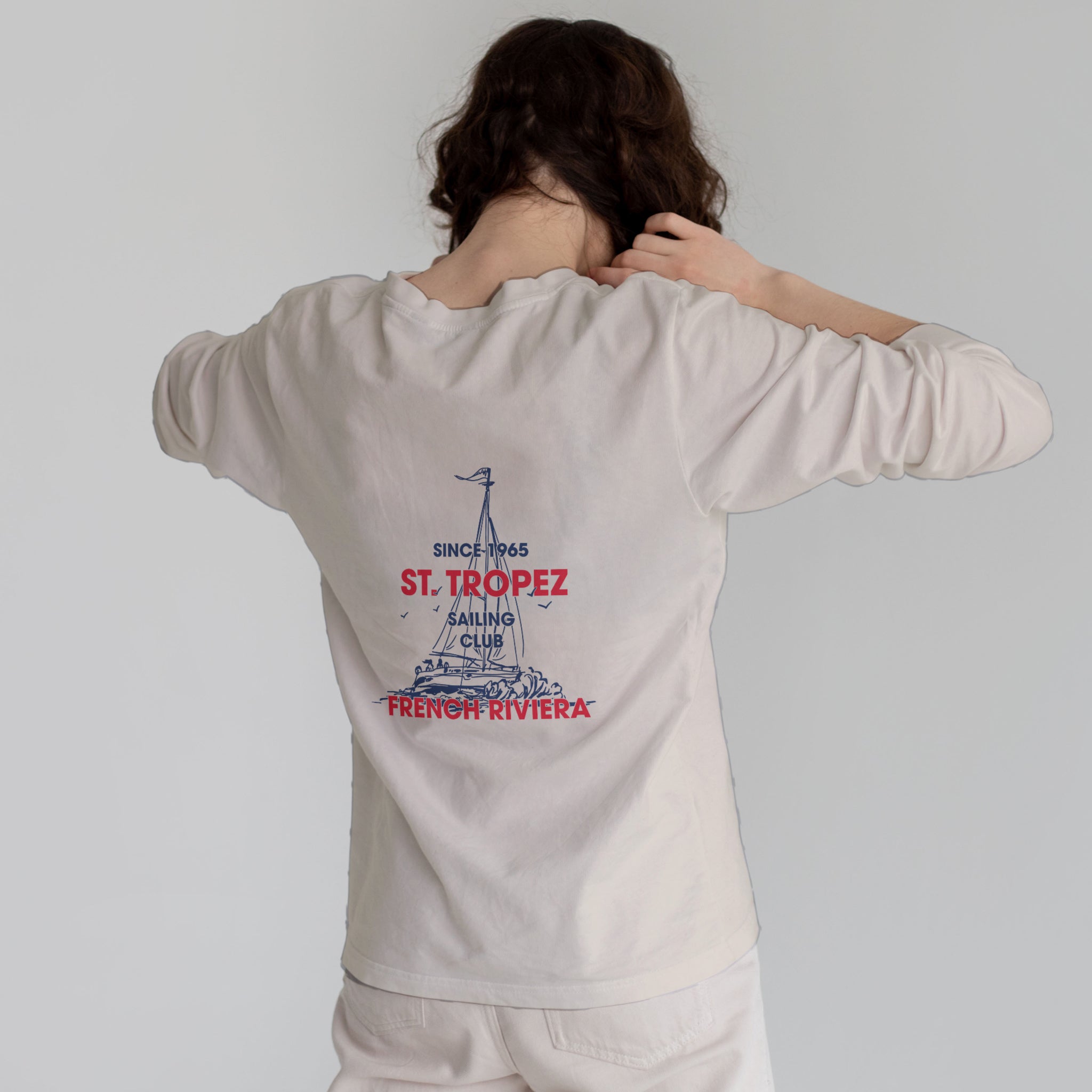 Saint Tropez Sailing Club Sweatshirt – Bej – model üzerinde arka görünüm