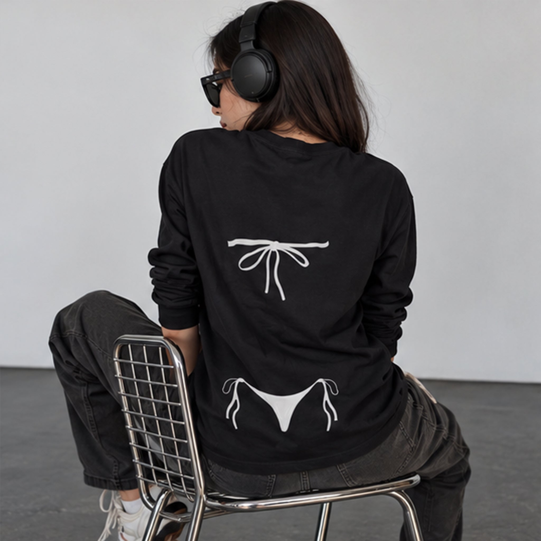White Bikini Sweatshirt – Siyah – model üzerinde arka görünüm