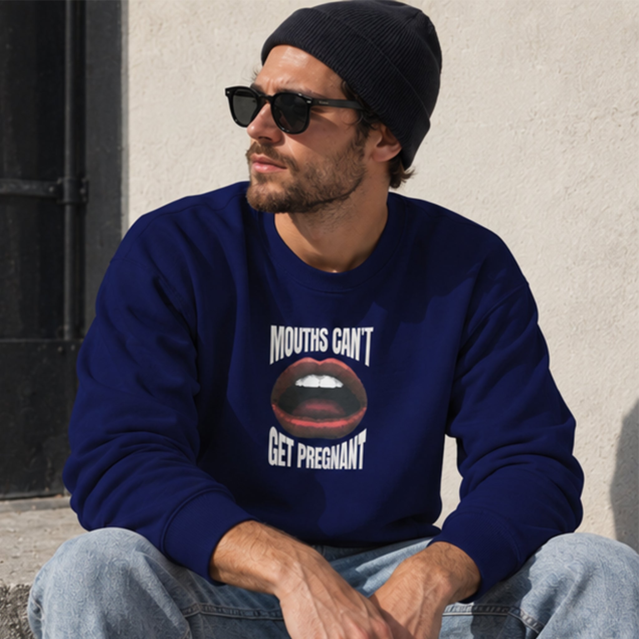Mouths Can't Get Pregnant Sweatshirt – Lacivert – model üzerinde ön görünüm