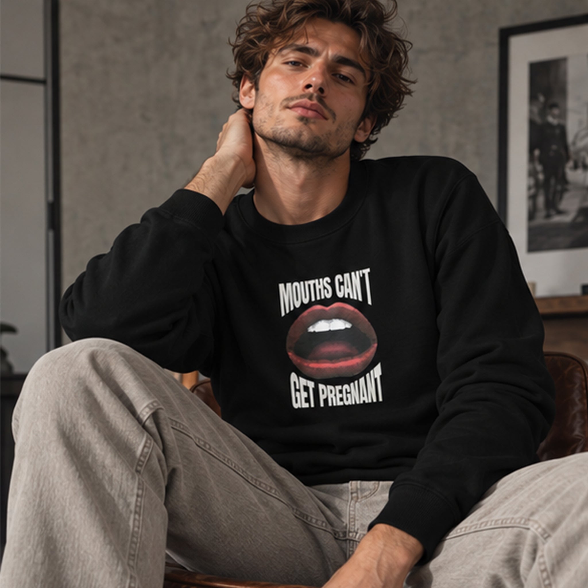 Mouths Can't Get Pregnant Sweatshirt – Siyah – model üzerinde ön görünüm