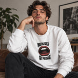 Mouths Can't Get Pregnant Sweatshirt – Beyaz – model üzerinde ön görünüm