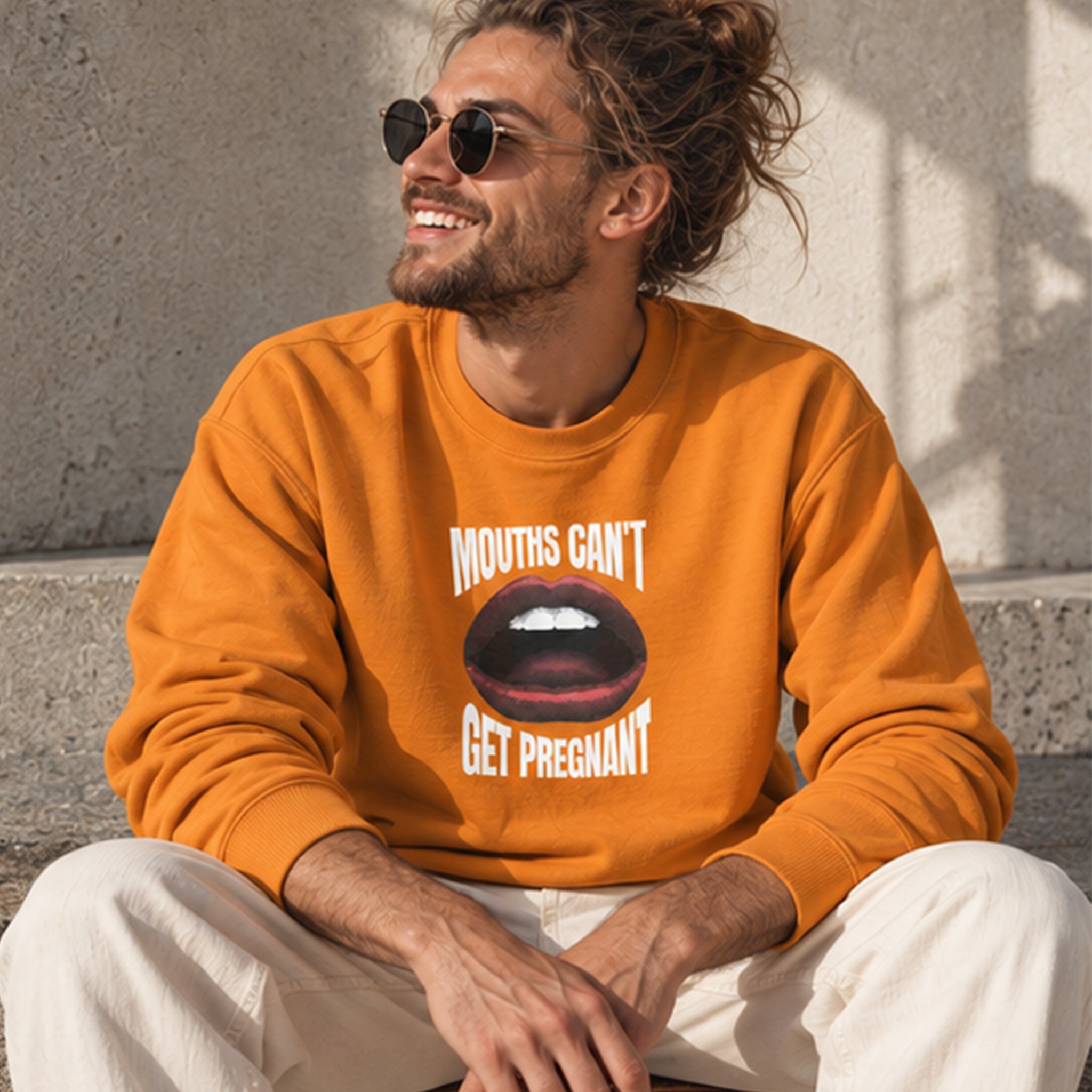 Mouths Can't Get Pregnant Sweatshirt – Turuncu – model üzerinde ön görünüm
