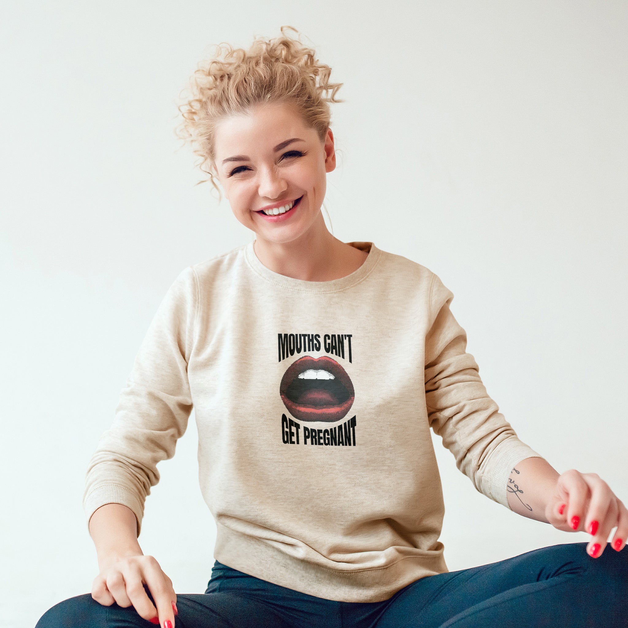 Mouths Can't Get Pregnant Sweatshirt – Bej – model üzerinde ön görünüm