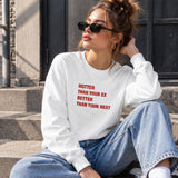 Hotter & Better Sweatshirt – Beyaz – model üzerinde ön görünüm