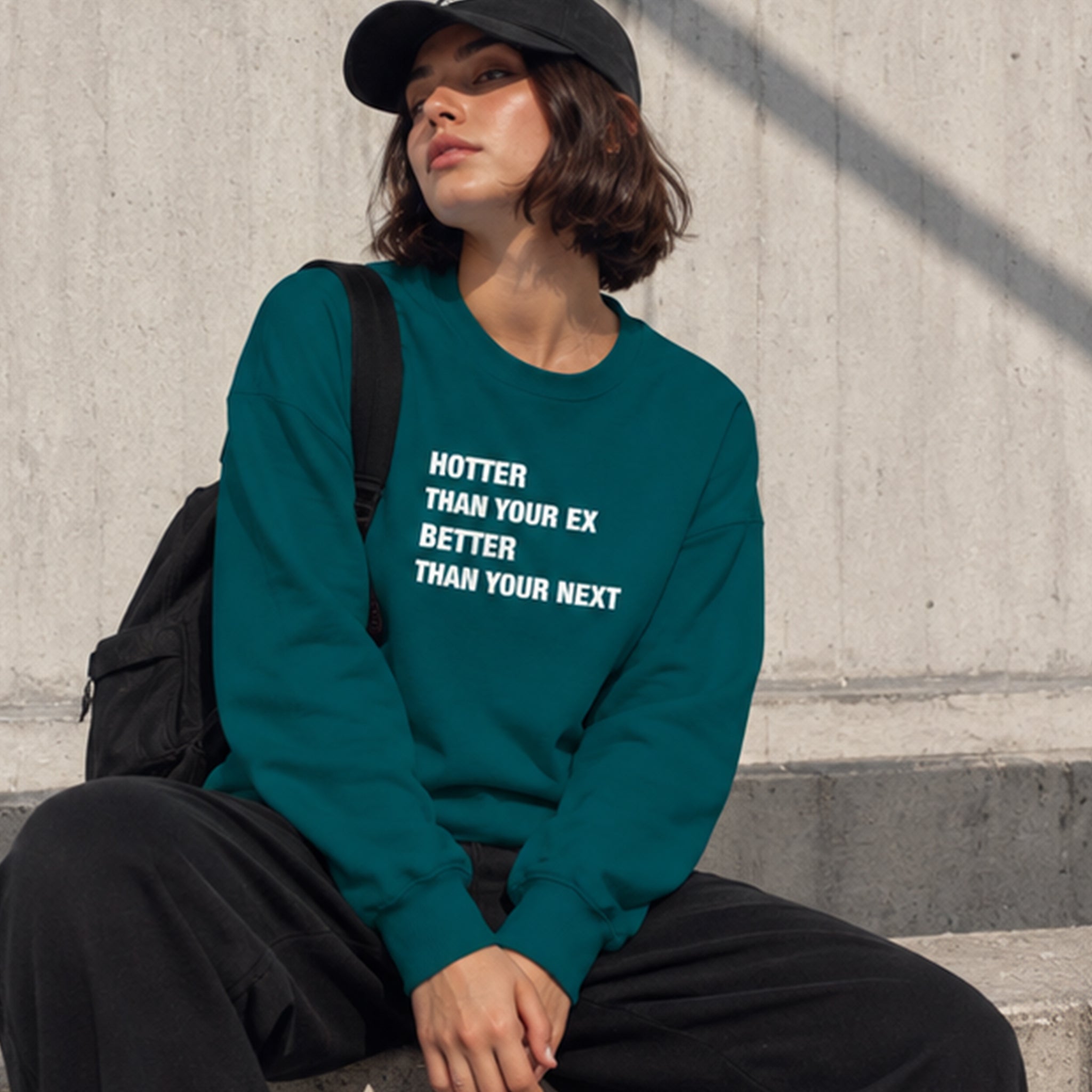 Hotter & Better Sweatshirt – Koyu Yeşil – model üzerinde ön görünüm