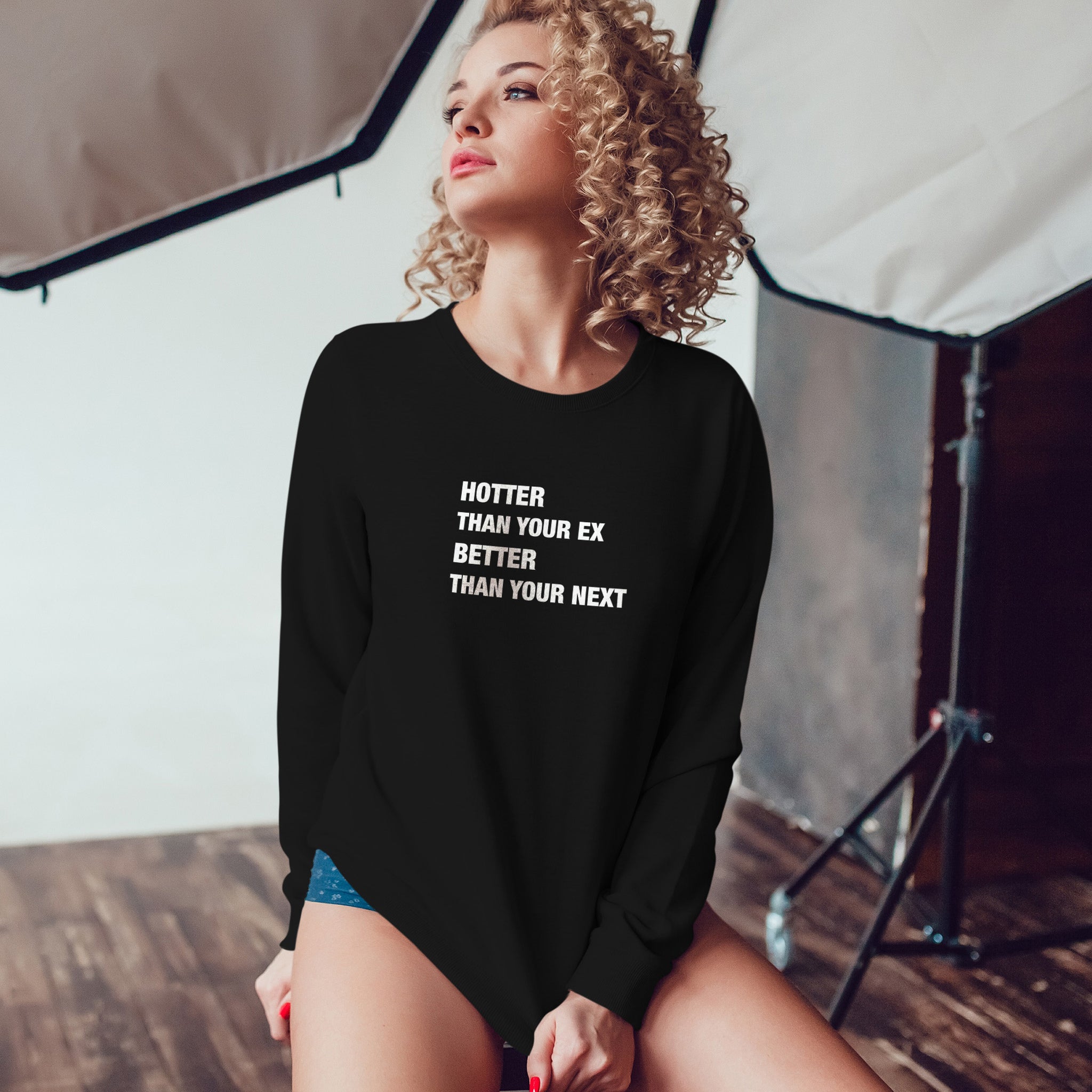 Hotter & Better Sweatshirt – Siyah – model üzerinde ön görünüm
