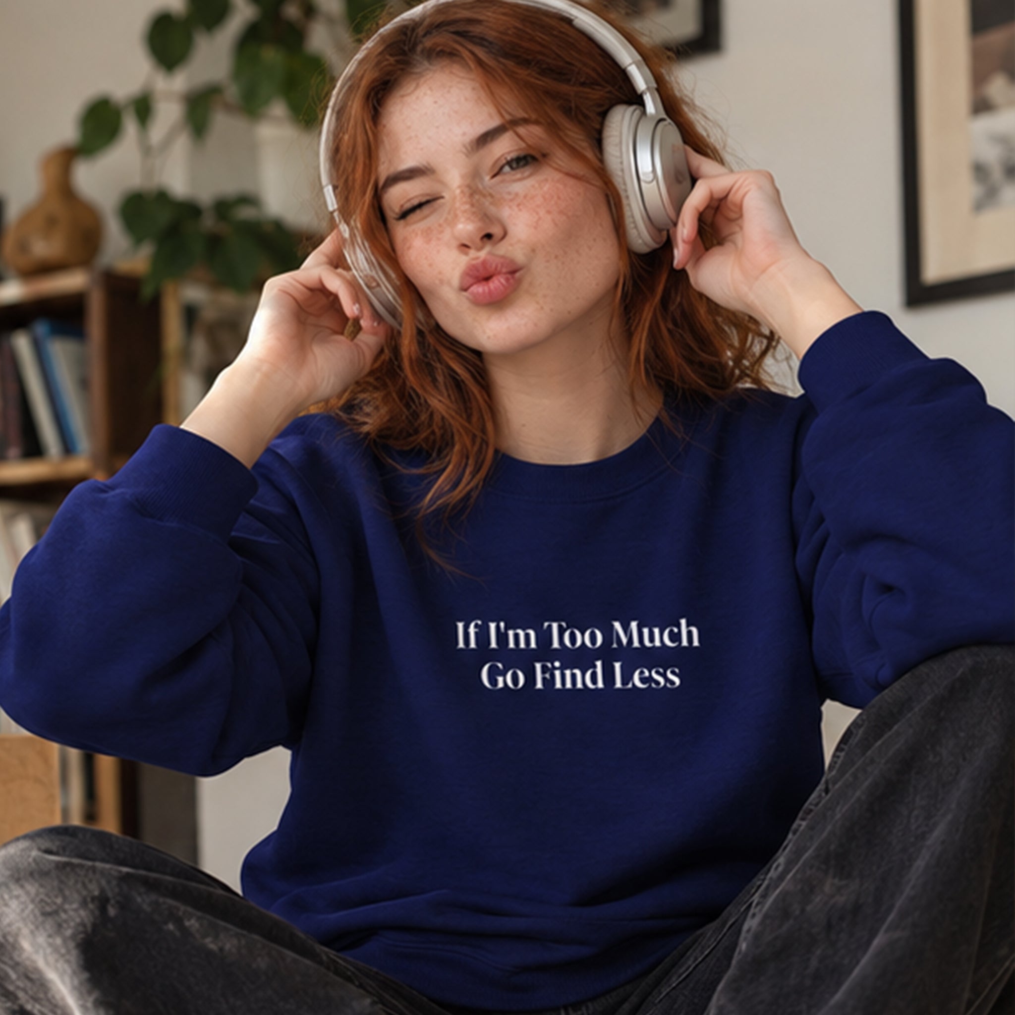 Go Find Less Sweatshirt – Lacivert – model üzerinde ön görünüm
