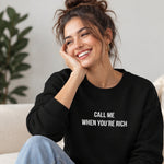 Call Me When You’re Rich Sweatshirt – Siyah – model üzerinde ön görünüm