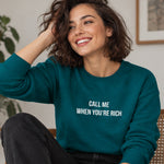 Call Me When You’re Rich Sweatshirt – Koyu Yeşil – model üzerinde ön görünüm