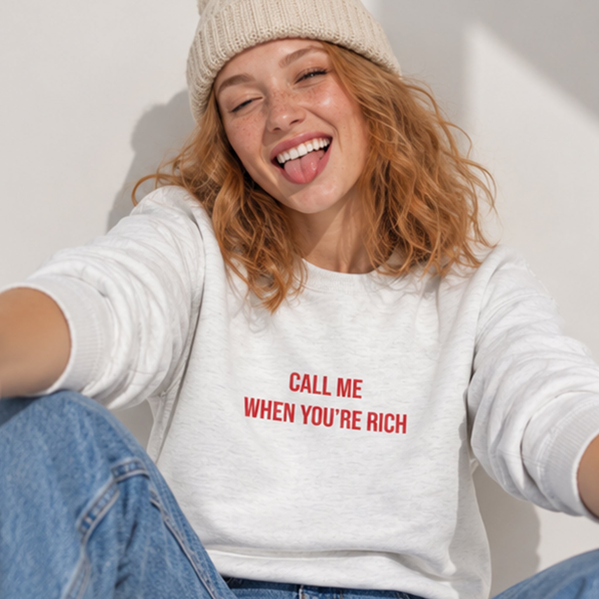 Call Me When You’re Rich Sweatshirt – Beyaz – model üzerinde ön görünüm
