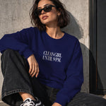 Clean Girl Until 9 PM Sweatshirt – Lacivert – model üzerinde ön görünüm