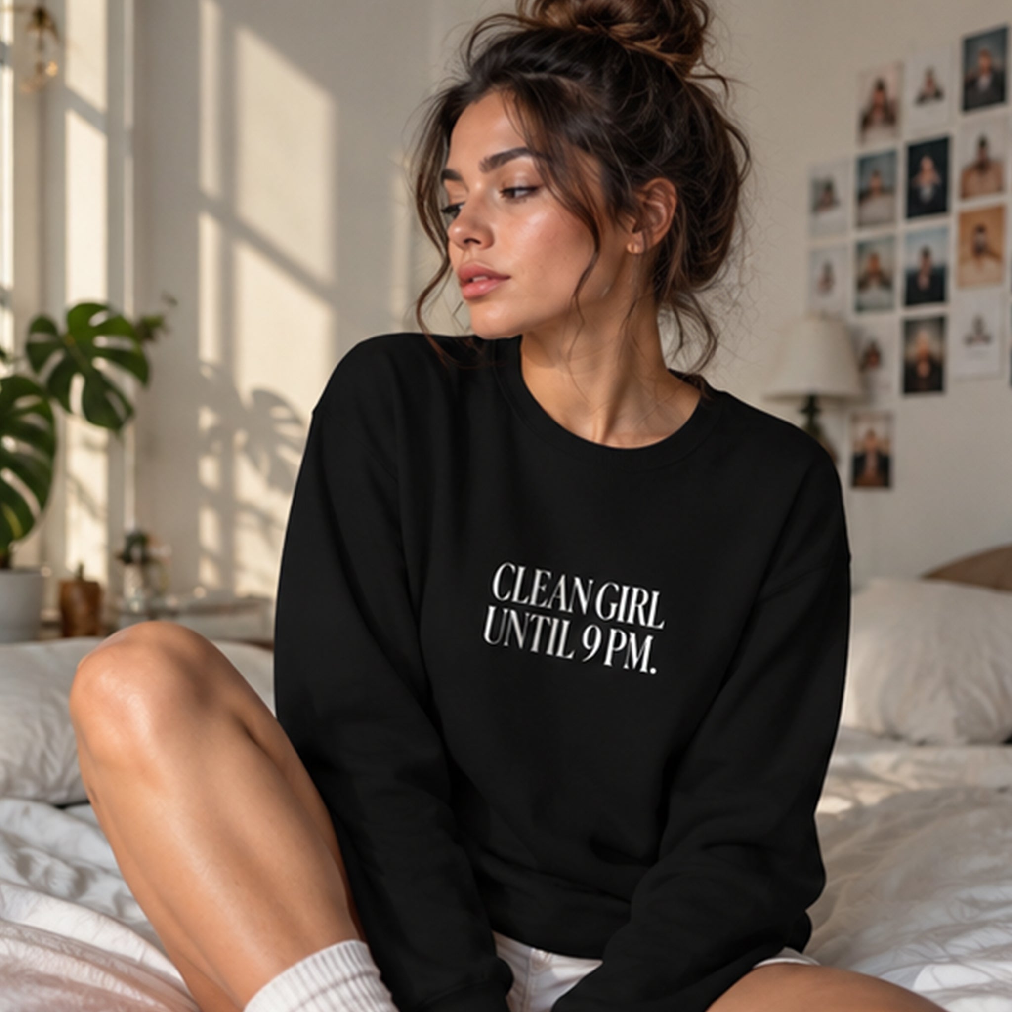 Clean Girl Until 9 PM Sweatshirt – Siyah – model üzerinde ön görünüm