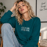 Clean Girl Until 9 PM Sweatshirt – Koyu Yeşil – model üzerinde ön görünüm