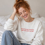Good Boys & Bad Boys Sweatshirt – Beyaz – model üzerinde ön görünüm