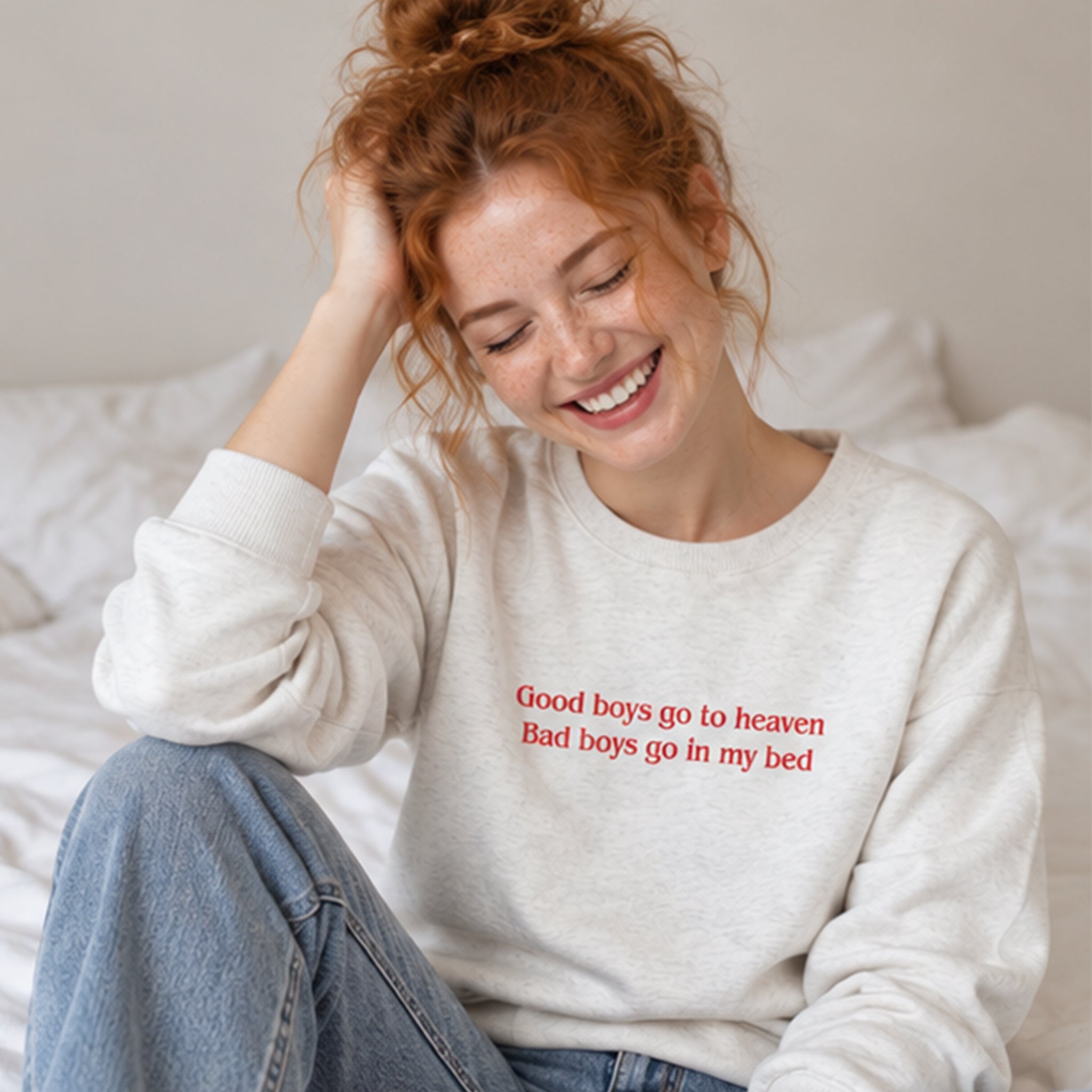Good Boys & Bad Boys Sweatshirt – Beyaz – model üzerinde ön görünüm
