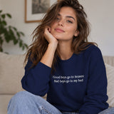 Good Boys & Bad Boys Sweatshirt – Lacivert – model üzerinde ön görünüm